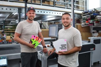 Die konservativen Teamplayer im digitalen Großformatdruck: Kai Lorenzen mit insign-media-Betriebsleiter und -Prokurist Malcolm Schauer (rechts)