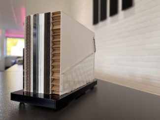 Digitaler Großformatdruck: Ganz schön dick aufgetragen – die Materialvielfalt und -stärke von Werbeträgern aus dem Hause insign-media ist groß.