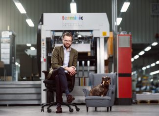 Huschke Rolla du Rosey, Geschäftsführer der terminic GmbH (Spezialistin für Kalenderproduktion), und der Star im Büro, Dackel „Watson“