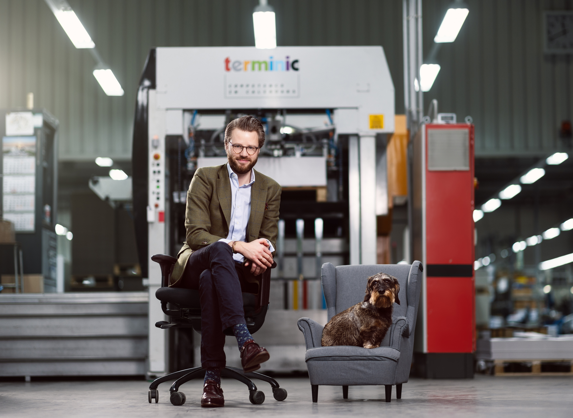 Huschke Rolla du Rosey, Geschäftsführer der terminic GmbH (Spezialistin für Kalenderproduktion), und der Star im Büro, Dackel „Watson“