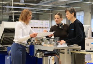 Print-Management: Frauen bringen oft Eigenschaften wie mehr Empathie, Teamorientierung und Kommunikationsstärke mit, sagt Jana Bloss (Bildmitte), Geschäftsleitung Zieglerdruck. „Diese Eigenschaften helfen uns, Mitarbeiter zu halten und das Unternehmen zu führen.“
