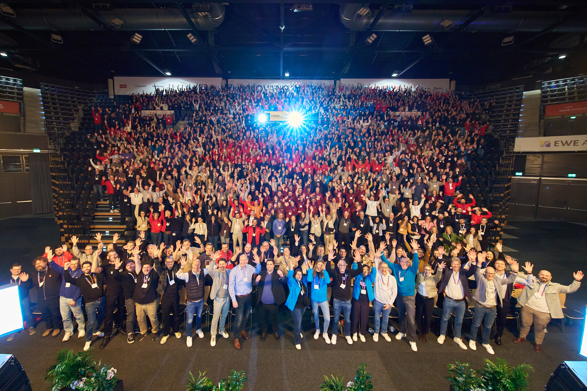 Mehr als 1.200 Mitarbeitende aus ganz Europa kamen zu den "Innovation Days" der Cewe Group in den Weser-Ems-Hallen in Oldenburg zusammen.