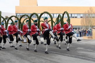 Mit dem Schäfflertanz startet die Schreiner Group in ihr Jubiläumsjahr und verbindet 75 Jahre Unternehmensgeschichte mit gelebter Münchner Tradition.