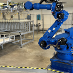 Kernstück der Druckplattenproduktion bei EversFrank ist nun dieser Sechsachs-Roboter, der Druckplatten automatisch von Paletten entnimmt und den Belichtern zuführt.