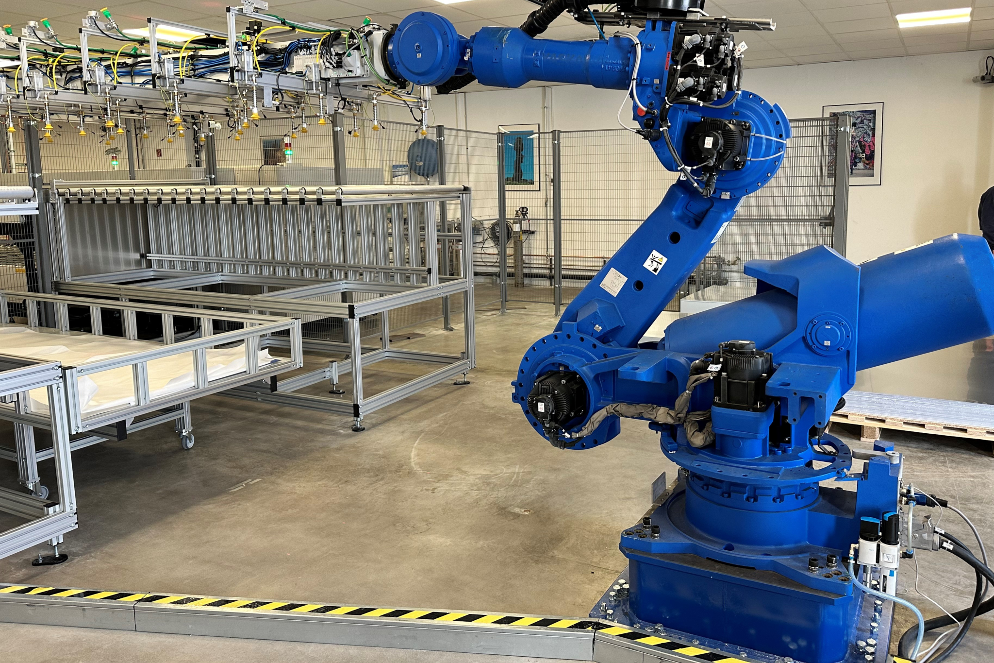 Kernstück der Druckplattenproduktion bei EversFrank ist nun dieser Sechsachs-Roboter, der Druckplatten automatisch von Paletten entnimmt und den Belichtern zuführt.