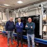 Die Inhaber von Artes Etichette (von links nach rechts: Claudio Bernasconi, Luca Airoldi und Paolo Belloni) mit der weltweit ersten Gallus Five, mit der das Unternehmen seine Geschäftstätigkeit auf die industrielle digitale Etikettenproduktion ausweitet.