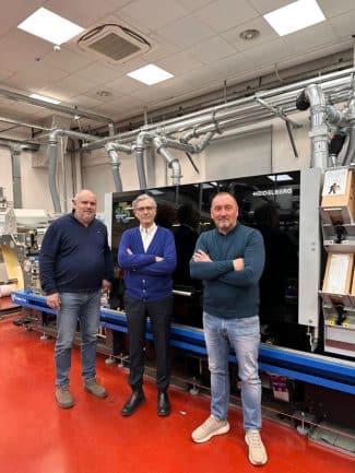 Die Inhaber von Artes Etichette (von links nach rechts: Claudio Bernasconi, Luca Airoldi und Paolo Belloni) mit der weltweit ersten Gallus Five, mit der das Unternehmen seine Geschäftstätigkeit auf die industrielle digitale Etikettenproduktion ausweitet.