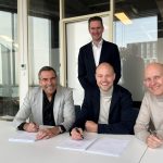 Unterzeichnung der Partnerschaft zwischen Holland Capital und der QIPC-EAE-Gruppe Sitzend (von links): Menno Jansen, Tom van Holten, Erik van Holten. Stehend: Laurens Platteeuw.