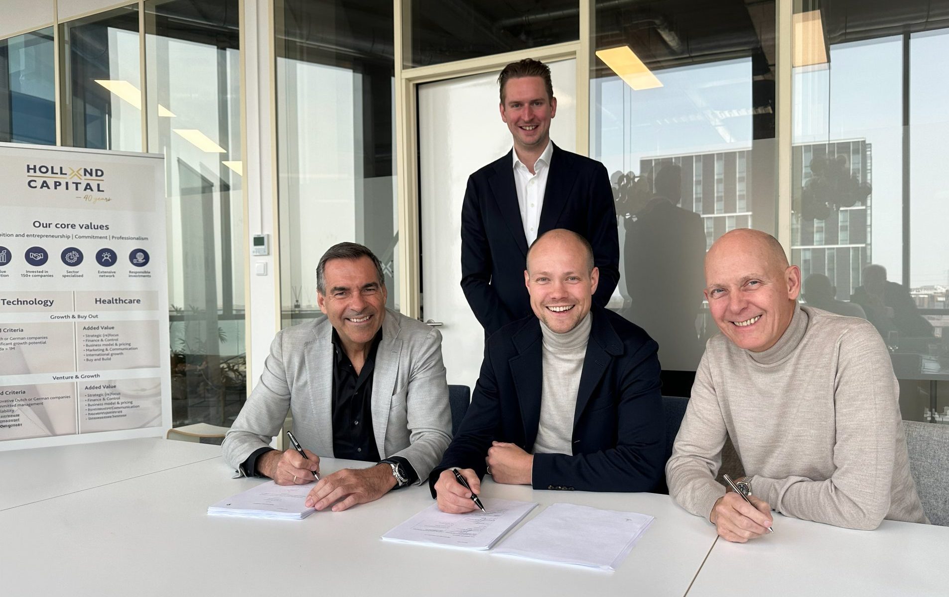 Unterzeichnung der Partnerschaft zwischen Holland Capital und der QIPC-EAE-Gruppe Sitzend (von links): Menno Jansen, Tom van Holten, Erik van Holten. Stehend: Laurens Platteeuw.