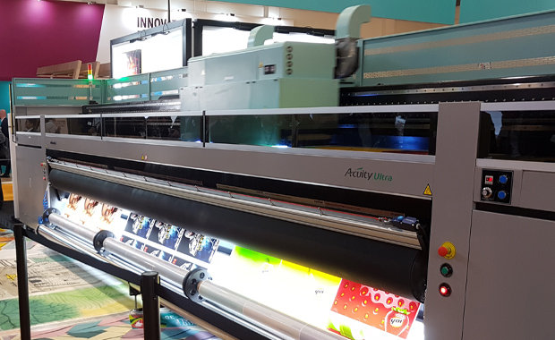 Fujifilm stellt im Rahmen einer strategischen Neuausrichtung den Vertrieb der Großformat-Inkjetdrucksysteme Acuity Prime (Flachbett) und Acuity Ultra (Super-Großformat, Rolle, im Bild) ein