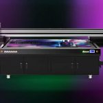 Nachfolgemodell: der neue Großformat-Flachbett-UV-Drucker EU2-1000MF von Roland DG
