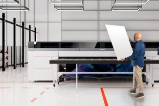 Besucher erleben die hybride Canon Colorado XL-Serie live am Stand – mit Druck auf starren Medien sowie auf flexiblen Materialien mit bis zu 3,4 Metern Breite.