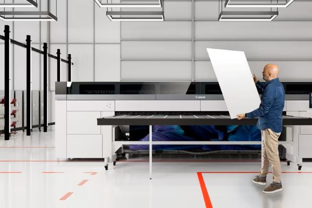 Besucher erleben die hybride Canon Colorado XL-Serie live am Stand – mit Druck auf starren Medien sowie auf flexiblen Materialien mit bis zu 3,4 Metern Breite.