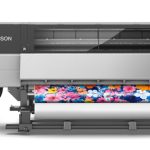 Der neue SC-F20000 ist der erste Dye-Sublimationsdrucker von Epson, der mit acht Druckköpfen und 3.200 Düsen pro Druckkopf ausgestattet ist