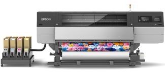 Der neue SC-F20000 ist der erste Dye-Sublimationsdrucker von Epson, der mit acht Druckköpfen und 3.200 Düsen pro Druckkopf ausgestattet ist