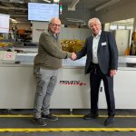 Postsortierung: Marco Blum (Head of Customer Communications Germany bei SPS, links) und Robert Blattmann (CEO, Prolistic GmbH) vor dem neuen Briefsortiersystem Maxim