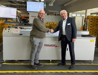 Postsortierung: Marco Blum (Head of Customer Communications Germany bei SPS, links) und Robert Blattmann (CEO, Prolistic GmbH) vor dem neuen Briefsortiersystem Maxim
