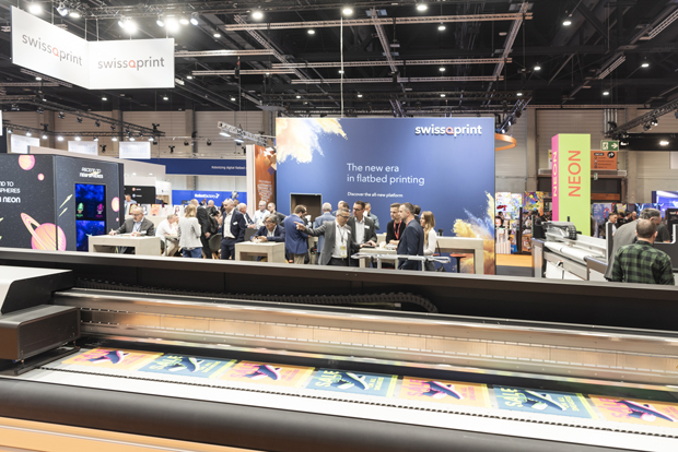 Auf der Fespa Global Print Expo 2026 in Barcelona rückt swissQprint die Flachbett-Generation 5 ins Zentrum.