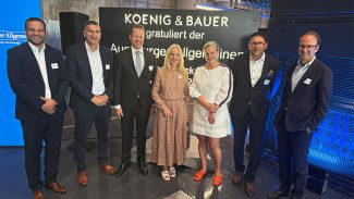 Feierliche Einweihung der neuen Zeitungsrotation Koenig & Bauer Commander CL 4/2 bei der Augsburger Allgemeinen (v.l.n.r.): Philipp Zimmermann, CEO Koenig & Bauer Digital & Webfed, Christian Steinmaßl, Mitglied der Konzernleitung bei Koenig & Bauer, Dr. Alexander Blum, CFO Koenig & Bauer, Alexandra Holland, Verlegerin der Augsburger Allgemeinen, Karoline Kalb, Mitglied des Aufsichtsrats Koenig & Bauer, Andreas Schmutterer, Vorsitzender der Geschäftsleitung Augsburger Allgemeine, Alex Wüstmann, Vorsitzender Geschäftsführung Augsburger Allgemeine.