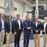Drukarnia Tamir druckt in Bystrzyca Kłodzka künftig auch mit der neuen VariJet 106 (von links nach rechts): Daniel Velema, CEO Koenig & Bauer Durst, Markus Weiß, CEO Koenig & Bauer Paper & Packaging Sheetfed Systems, Dr. Stephen Kimmich, CEO Koenig & Bauer, Michal Krywulec, CEO Drukarnia Tamir, Christoph Gamper, CEO Durst Group, und Dr. Stefan Kappaun, Executive Vice-President Inks and Fluids Durst Group.