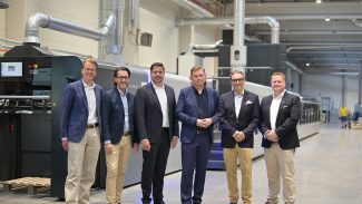 Drukarnia Tamir druckt in Bystrzyca Kłodzka künftig auch mit der neuen VariJet 106 (von links nach rechts): Daniel Velema, CEO Koenig & Bauer Durst, Markus Weiß, CEO Koenig & Bauer Paper & Packaging Sheetfed Systems, Dr. Stephen Kimmich, CEO Koenig & Bauer, Michal Krywulec, CEO Drukarnia Tamir, Christoph Gamper, CEO Durst Group, und Dr. Stefan Kappaun, Executive Vice-President Inks and Fluids Durst Group.