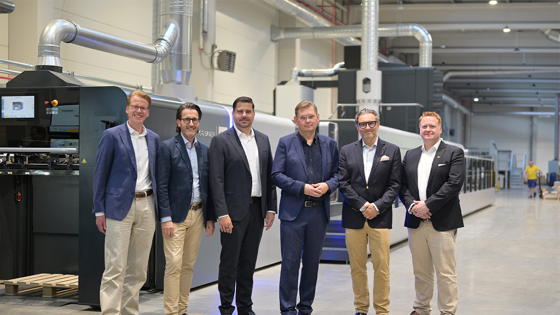 Drukarnia Tamir druckt in Bystrzyca Kłodzka künftig auch mit der neuen VariJet 106 (von links nach rechts): Daniel Velema, CEO Koenig & Bauer Durst, Markus Weiß, CEO Koenig & Bauer Paper & Packaging Sheetfed Systems, Dr. Stephen Kimmich, CEO Koenig & Bauer, Michal Krywulec, CEO Drukarnia Tamir, Christoph Gamper, CEO Durst Group, und Dr. Stefan Kappaun, Executive Vice-President Inks and Fluids Durst Group.