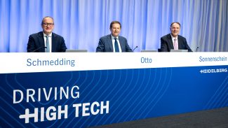 Dr. David Schmedding, CSO, Jürgen Otto, CEO und Dr. Martin Sonnenschein, Aufsichtsratsvorsitzender, auf der virtuellen Hauptversammlung zum Geschäftsjahr 2025/26 in Mannheim (v.l.n.r.).