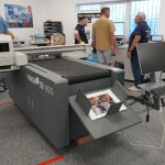 Beim Mehring Open House in troisdorf hatt unter anderem der Skandacor UV-Spotlack-Drucker Deutschlandpremiere.