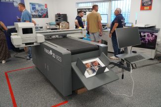 Beim Mehring Open House in troisdorf hatt unter anderem der Skandacor UV-Spotlack-Drucker Deutschlandpremiere.