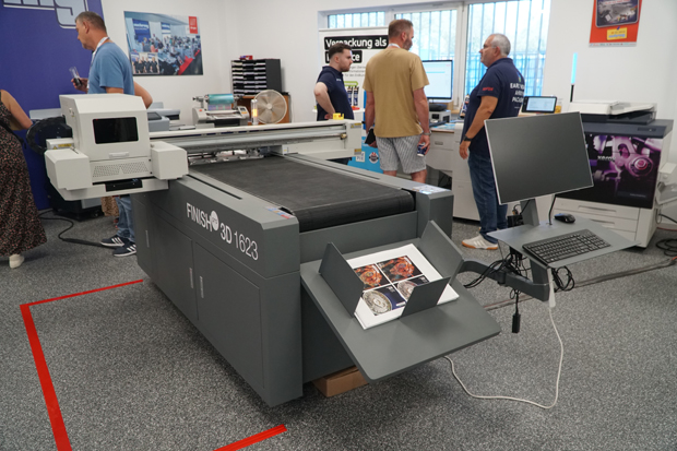 Beim Mehring Open House in troisdorf hatt unter anderem der Skandacor UV-Spotlack-Drucker Deutschlandpremiere.