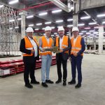 Bei der Schlüsselübergabe (v.l.n.r): Thomas Strieder (Sales Director, OutNature), Michail Ginsburg (Geschäftsführer, OutNature), Christian Schürmann (COO, Leipa Georg Leinfelder GmbH), Patrick Walczak (CSO, Leipa Group GmbH).