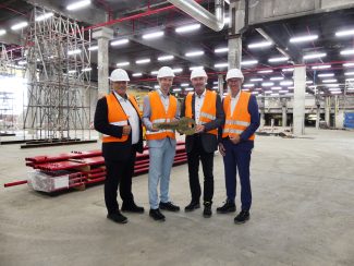 Bei der Schlüsselübergabe (v.l.n.r): Thomas Strieder (Sales Director, OutNature), Michail Ginsburg (Geschäftsführer, OutNature), Christian Schürmann (COO, Leipa Georg Leinfelder GmbH), Patrick Walczak (CSO, Leipa Group GmbH).