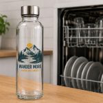 Industrieller Dekordruck: Für Dekorations- und Funktionsdruckanwendungen wie diese spülmaschinenfest bedruckte Glas-Getränkeflasche wurde die neue UV-Harttinte EUV-H von Roland DG entwickelt