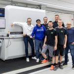Hans Schneider, Leiter Data Print Service bei Staudigl (links), und Staudigl-Geschäftsführer Jochen Müller (3. von rechts) mit ihren Maschinenführern.