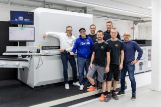 Hans Schneider, Leiter Data Print Service bei Staudigl (links), und Staudigl-Geschäftsführer Jochen Müller (3. von rechts) mit ihren Maschinenführern.