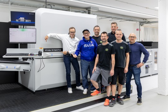 Hans Schneider, Leiter Data Print Service bei Staudigl (links), und Staudigl-Geschäftsführer Jochen Müller (3. von rechts) mit ihren Maschinenführern.