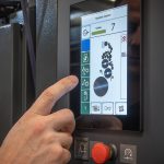 Die Touch-Panels an den Druckwerken informieren über den Maschinenzustand und bieten intuitive Bedienungshilfen.