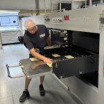 MK Masterwork / Heidelberg: Pilotanwender Cardbox Packaging (A) erweitert mit der weiterentwickelten MK Duopress Power seine Stanzkapazitäten und profitiert von mehr Flexibilität, Transparenz und Produktivität.