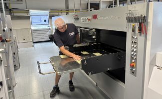 MK Masterwork / Heidelberg: Pilotanwender Cardbox Packaging (A) erweitert mit der weiterentwickelten MK Duopress Power seine Stanzkapazitäten und profitiert von mehr Flexibilität, Transparenz und Produktivität.