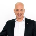 Christoph Burkhard (62) wird mit Wirkung zum 1. Oktober 2026 ordentliches Vorstandsmitglied und Finanzvorstand der Heidelberger Druckmaschinen AG.