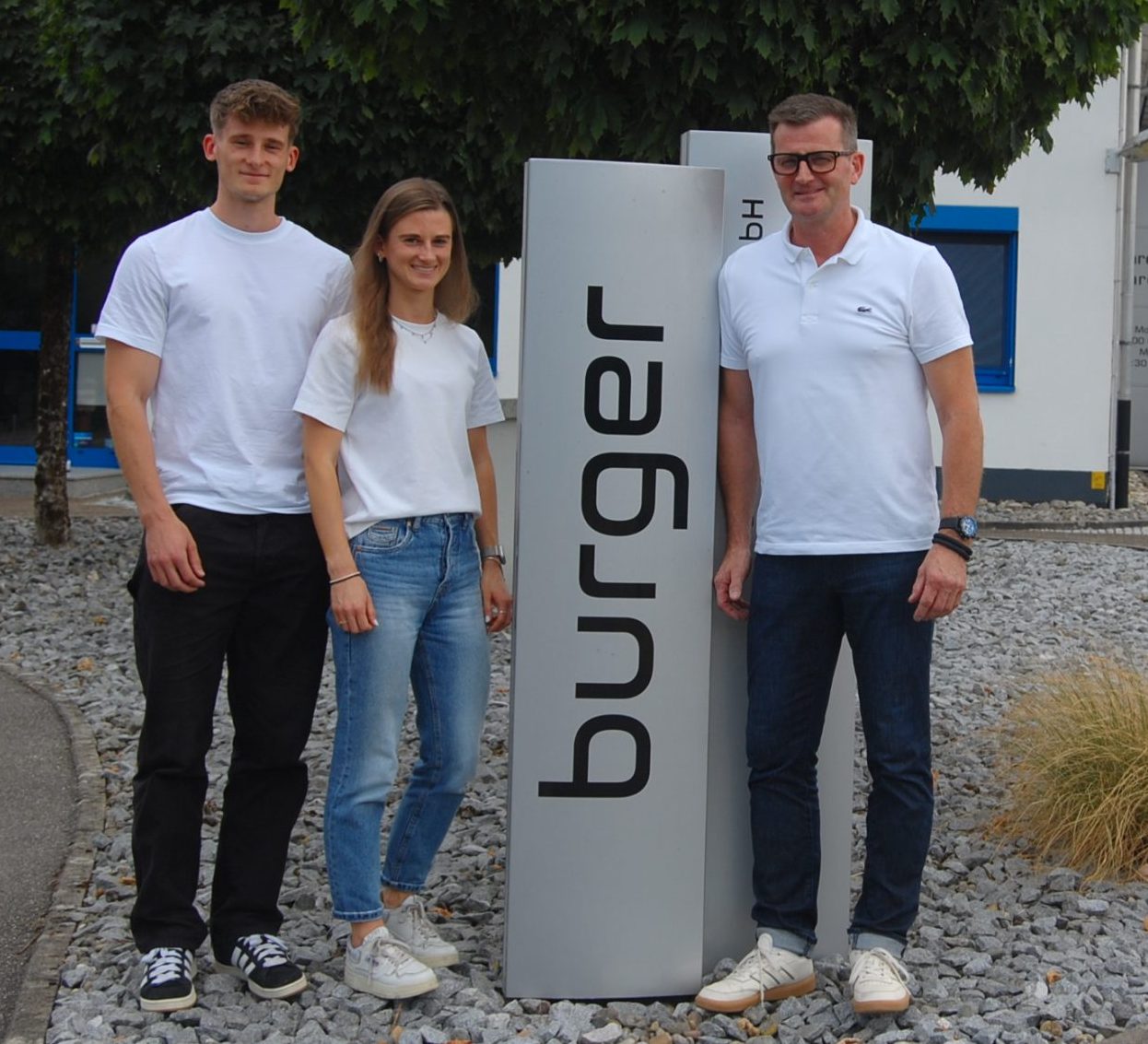 Dirk Burger (re.) mit seinen Kindern Niklas und Aline. Niklas Burger hat einen M.Sc. in Computerscience, Aline Burger ist Diplom-Betriebswirtin.