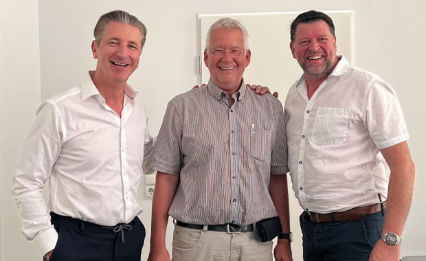 Geschäftsführer nach der Übernahme der Theodor Gruda GmbH durch die inpuncto:asmuth Druck & Medien GmbH unter sich (v.l.): Frank Splitt, Ulrich Gruda und Rolf Enzenauer.