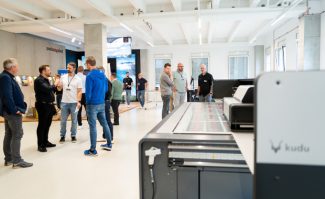 Besucher des swissQprint Open House in Kerpen sollen erleben, wie Anwendungen, Workflow und Technologie im digitalen Großformatdruck zusammenspielen