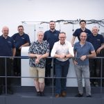 (Vorne Mitte:) Ralf Zarbock, Geschäftsführer Druck- und Verlagshaus Zarbock, zusammen mit Mitarbeitenden und dem Serviceteam von Heidelberg und manroland sheetfed.