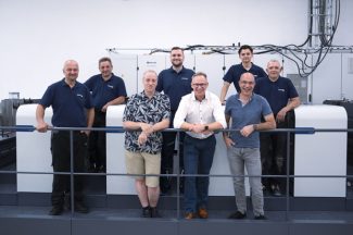 (Vorne Mitte:) Ralf Zarbock, Geschäftsführer Druck- und Verlagshaus Zarbock, zusammen mit Mitarbeitenden und dem Serviceteam von Heidelberg und manroland sheetfed.