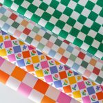 Im Textildruck ist das Material kein neutraler Hintergrund für das Design. Wie wir eine Farbe wahrnehmen, hängt auch stark von der Art der Beschaffenheit des Stoffes ab.