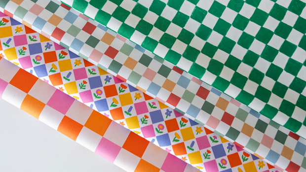 Im Textildruck ist das Material kein neutraler Hintergrund für das Design. Wie wir eine Farbe wahrnehmen, hängt auch stark von der Art der Beschaffenheit des Stoffes ab.