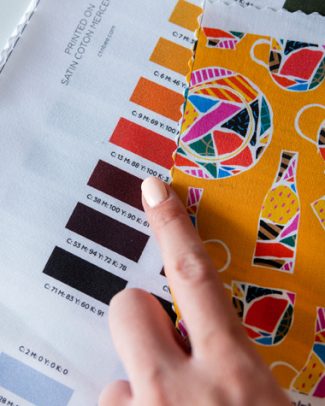 In der Kommunikation tut man gut daran, auf sehr subjektive Beschreibungen wie „ein etwas wärmeres Beige“ oder „ein stärker gedämpftes Marineblau“ zu verzichten. Besser sind konkrete Farbreferenzen, Stoffmuster und realen Vergleichspunkte. 